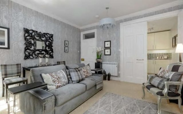 Thistle Street Luxury Apt in the Heart of the City