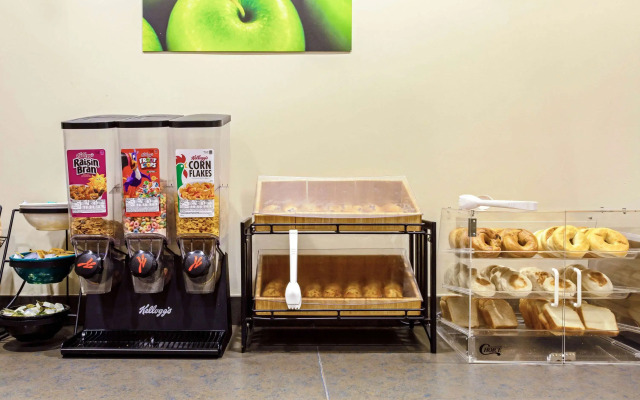 La Quinta Inn & Suites by Wyndham Stamford / New York City