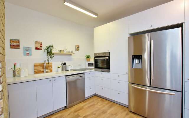 Amazing 3 Bedroom Garden Apartment near Gordon Beach