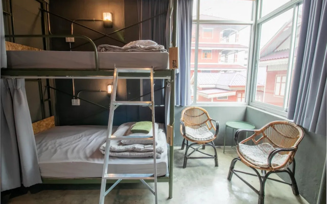 Zhelter Hostel Bangkok by ZUZU