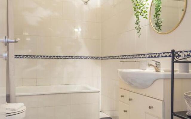 Charming Chiado 2Bedr W/Balcony And View