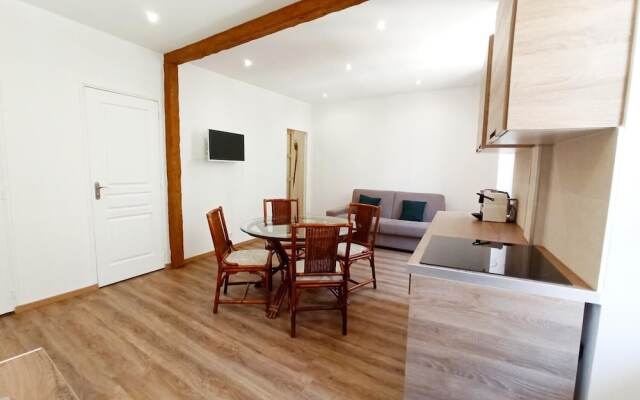 Central 1 Bedroom with Balcony