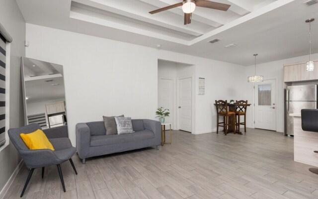 Modern Duplex with Fully Upgraded Amenities