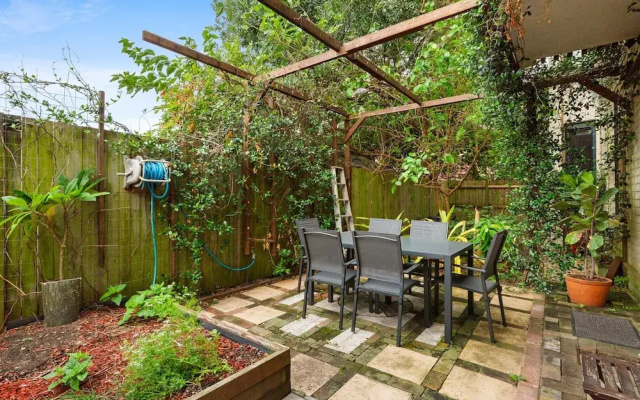 Spacious 2-bed Retreat With BBQ & Courtyard