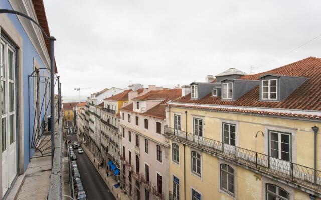 ALTIDO Spacious 3BR home w/balcony in Baixa, nearby Lisbon Cathedral