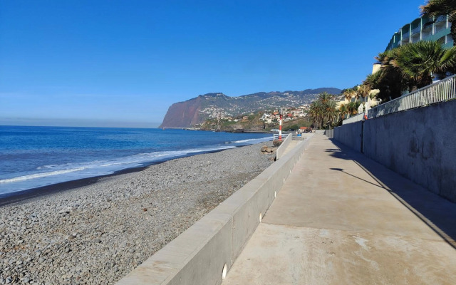 By the Beach & Pool Apartment