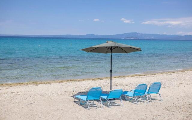 Villa Aurora – Beachfront, 2mins to Mamalouka and Blue Carpet