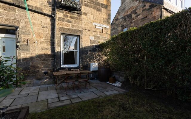 Modern and Jazzy 2 Bedroom House in Edinburgh