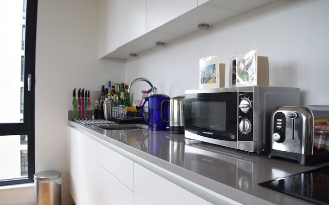 Stylish Flat With A Balcony Over Canal In Bethnal Green