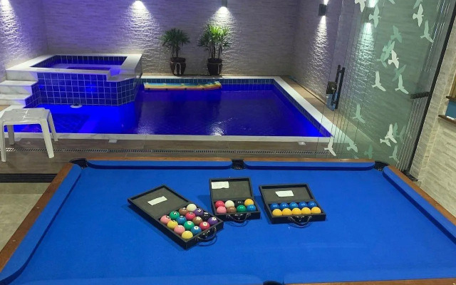 Piscina com ofurô/Churrasqueira/Sinuca e Ping Pong