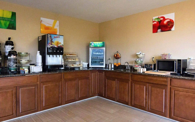 Super 8 by Wyndham Sturtevant/Racine