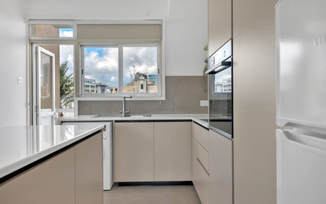 Phaedrus Living: Romanou Modern City Center Flat