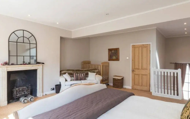 Stylish 1-bed With a Roof Terrace