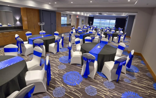 Holiday Inn Express & Suites Vaudreuil, an IHG Hotel