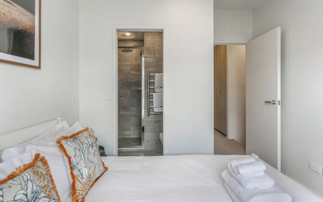Fresh & sleek Grey Lynn unit with private patio
