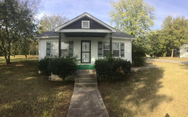 Quaint 3 Bedroom 1.5 Bath House to Yourself!!! - фото 2