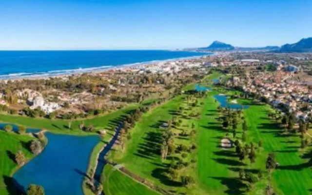 Oliva Nova flat in front of MET