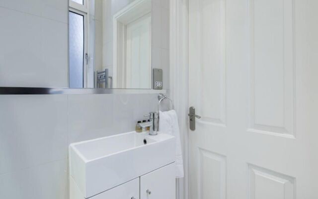 The Kensington Palace Retreat - Modern 2BDR Flat