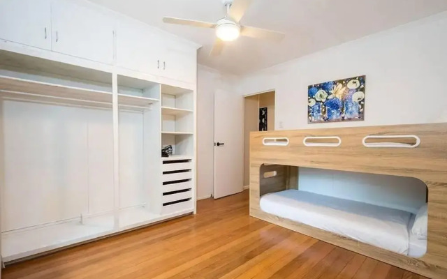 4 BDRM Pet Friendly Home 200m to Creek