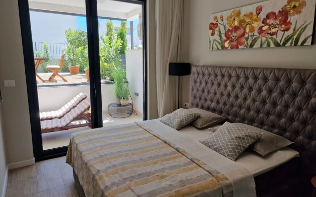 Luxury Modern apt w Garden, 3 min Walk to Beach