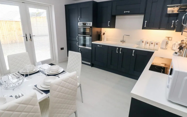 Lunaroxx, 6 Meadow Gardens, Kilgetty