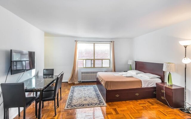 Magnificent Studio at Leaside -10 Mins to Downtown