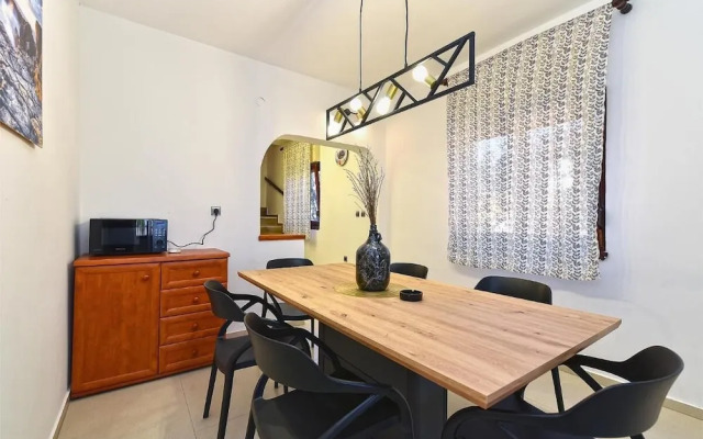 Stylish Family Retreat With Shared Pool