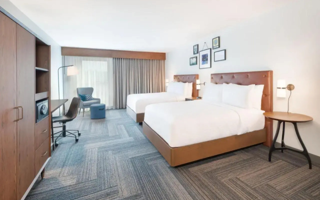 Radisson Hotel & Suites