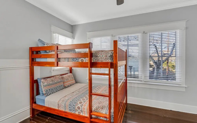 Big Blue House 3 Bedroom Home