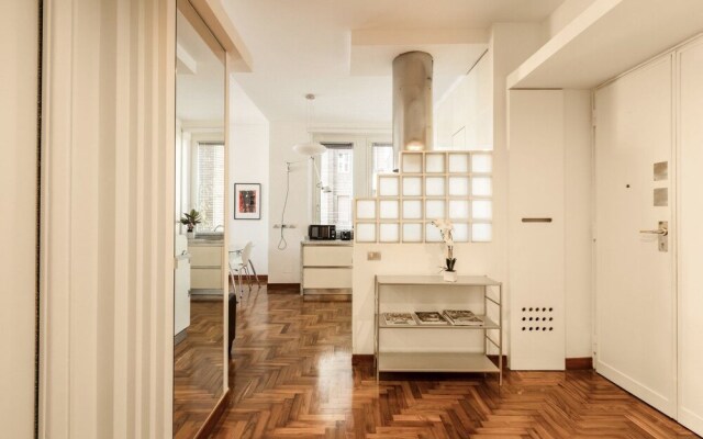 Quiet and Bright 2 Beds in a Great Area
