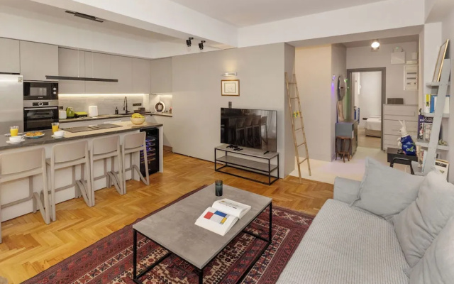 Well-designed apartment by the Acropolis