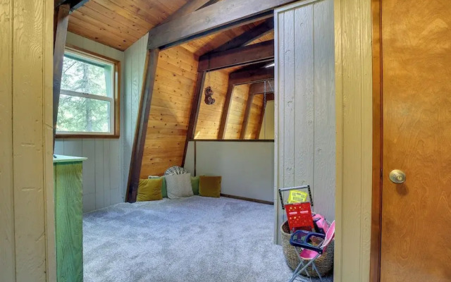 Rhododendron Family Cabin: Hot Tub & Deck!