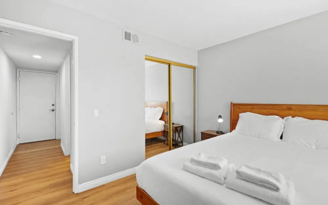 Spacious Retreat Near Iconic LA Sights