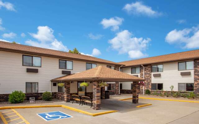 Days Inn & Suites by Wyndham Davenport East