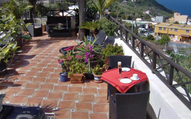 Rustic Holiday Home With Balcony and sea View