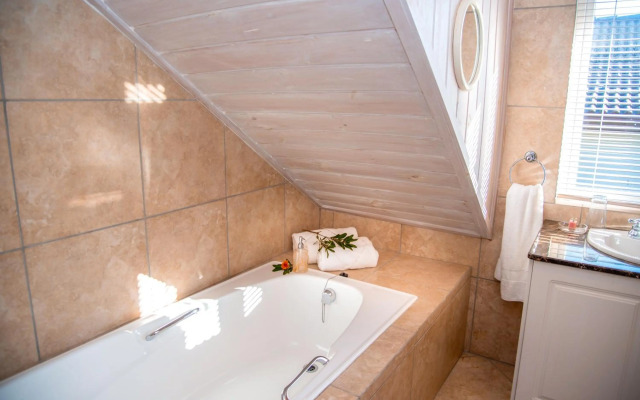 Pezula Magic Retreat - 4 Bedroom Lagoon View Home