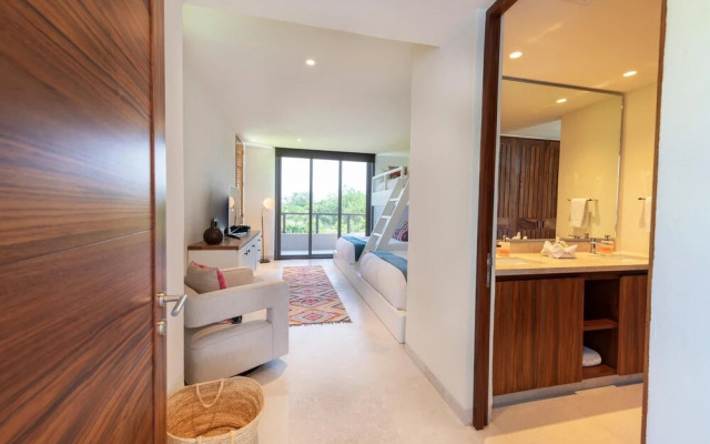 Sunny Vacation Condo 3