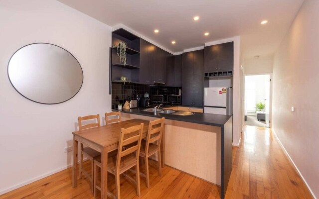 Modern 2-beds Townhouse in Richmond With Parking