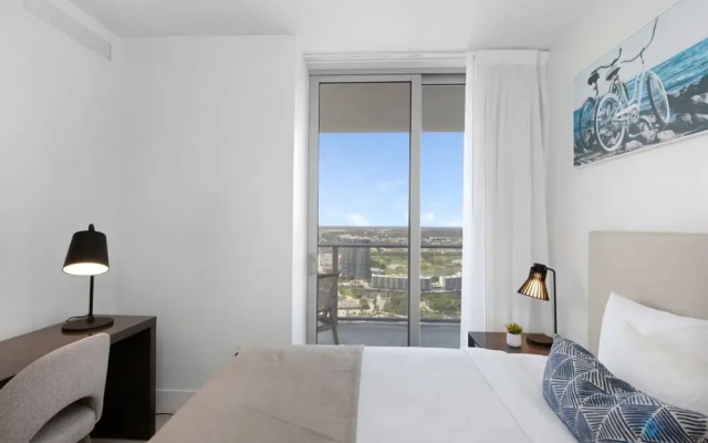 Bayview Luxury: 3BR Pools Oceanfront Amenities