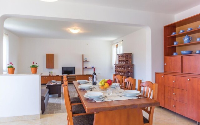 Amazing Home in Liznjan With Wifi and 3 Bedrooms
