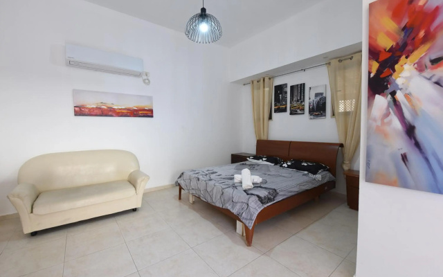 Flintstone Guest House-heated swimming pool