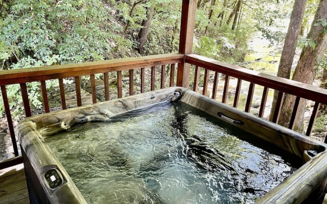 Creekside 2 Bedroom Cabin by RedAwning