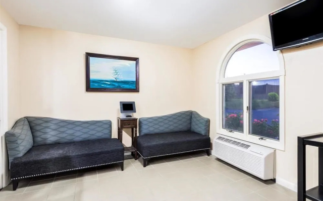Days Inn By Wyndham Middletown Newport Area
