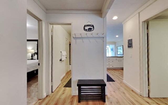 Remodeled 2 Bedroom Condo with Easy Access to Mountain Biking, Swimming, Hiking, Hot Tubs! by RedAwning