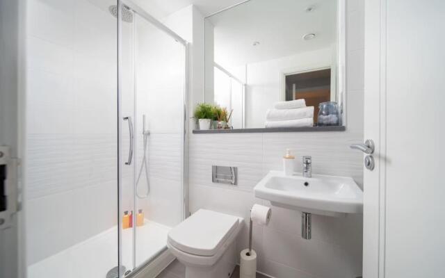 Deluxe Apartment near Cabot Circus w Parking sleeps 5