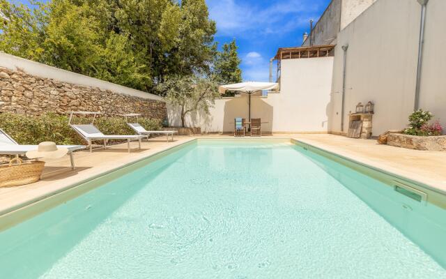 19th Apartment and Modern Pool