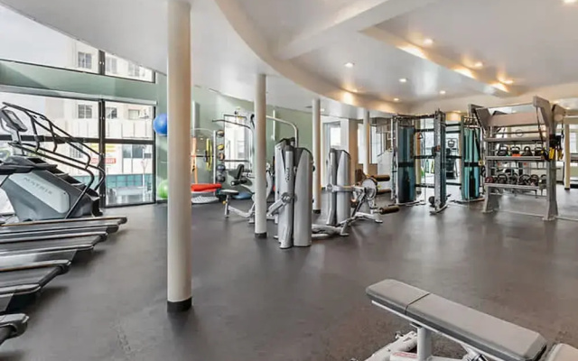 Deco Style W Pool GYM Parking 10 Min to Cedars