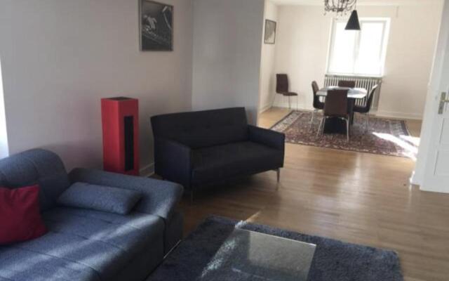 Charmant appartement avec terrasse dans villa