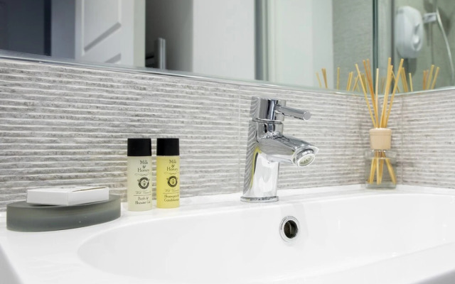 Elliot Oliver - Stylish 2 Bedroom Town Centre Apartment