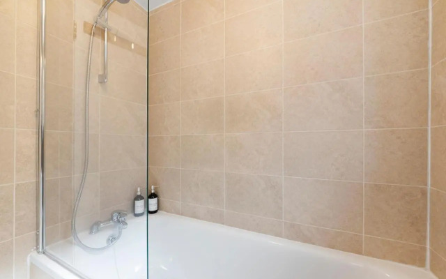 Peaceful Crouch Hill Flat by MoreThanStays